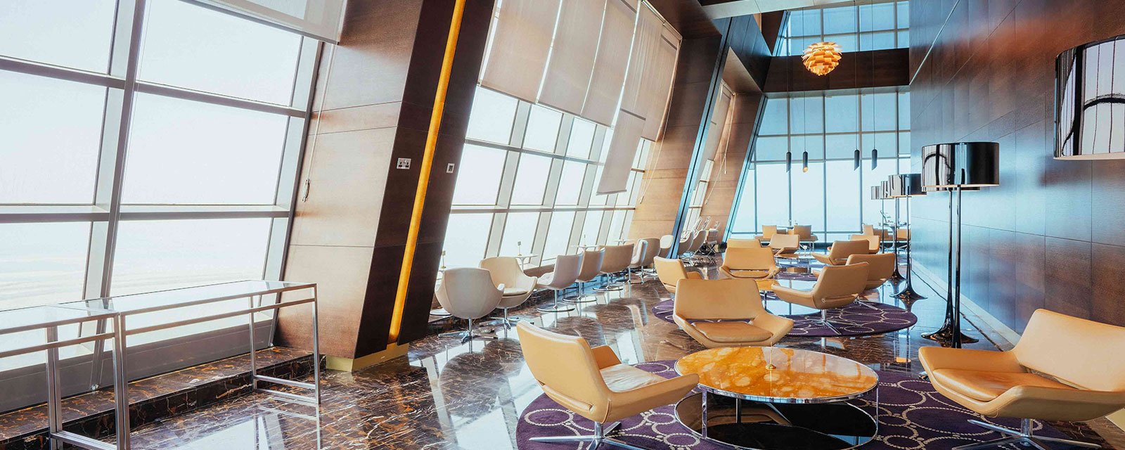 Luxuriöses Observation Deck at 300 in Abu Dhabi mit Blick auf den Sonnenuntergang