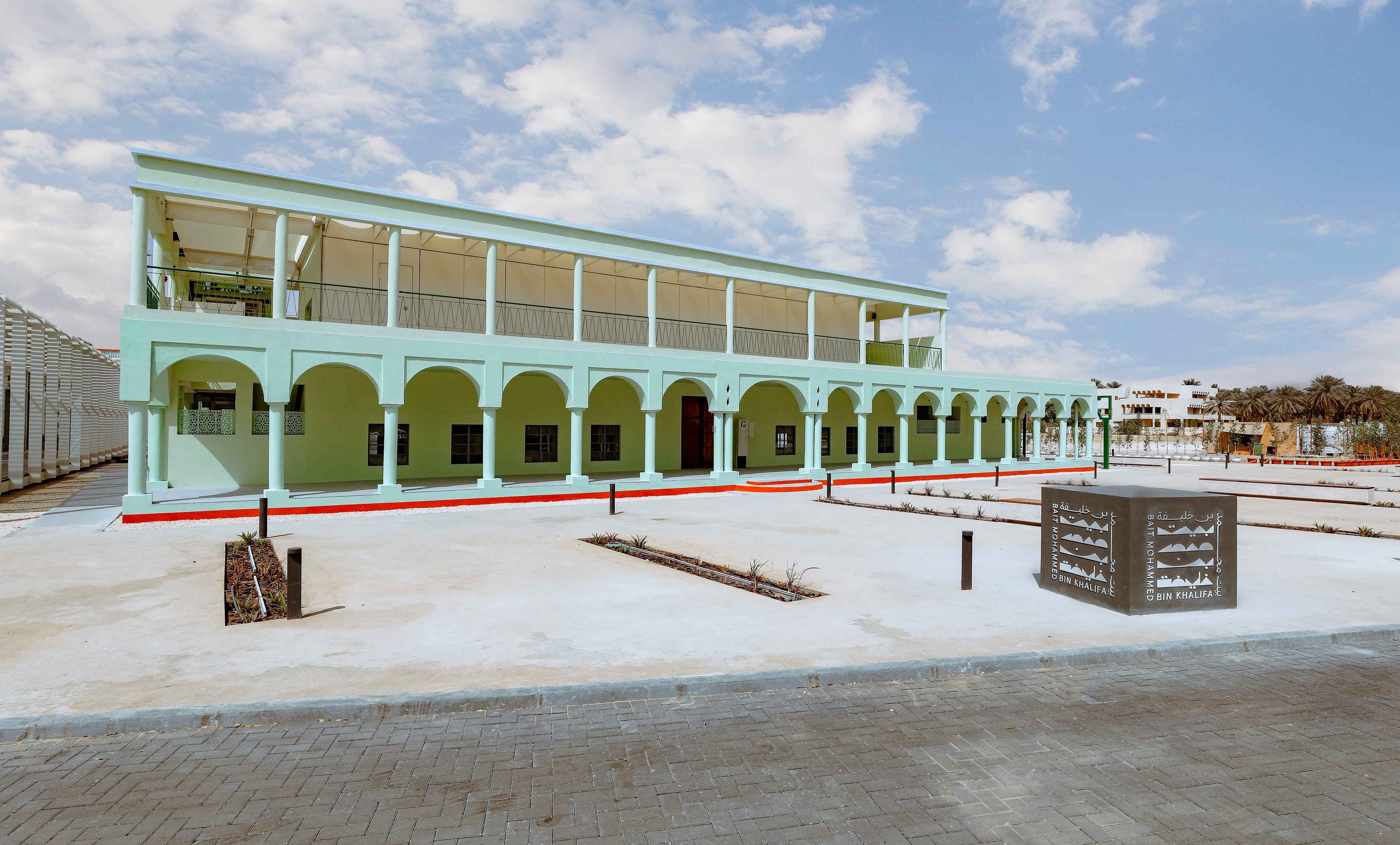  Le Bait Mohammed bin Khalifa, avec ses arches élégantes et ses teintes chaudes, incarne la richesse de l’architecture traditionnelle émiratie au cœur d’Al Ain.