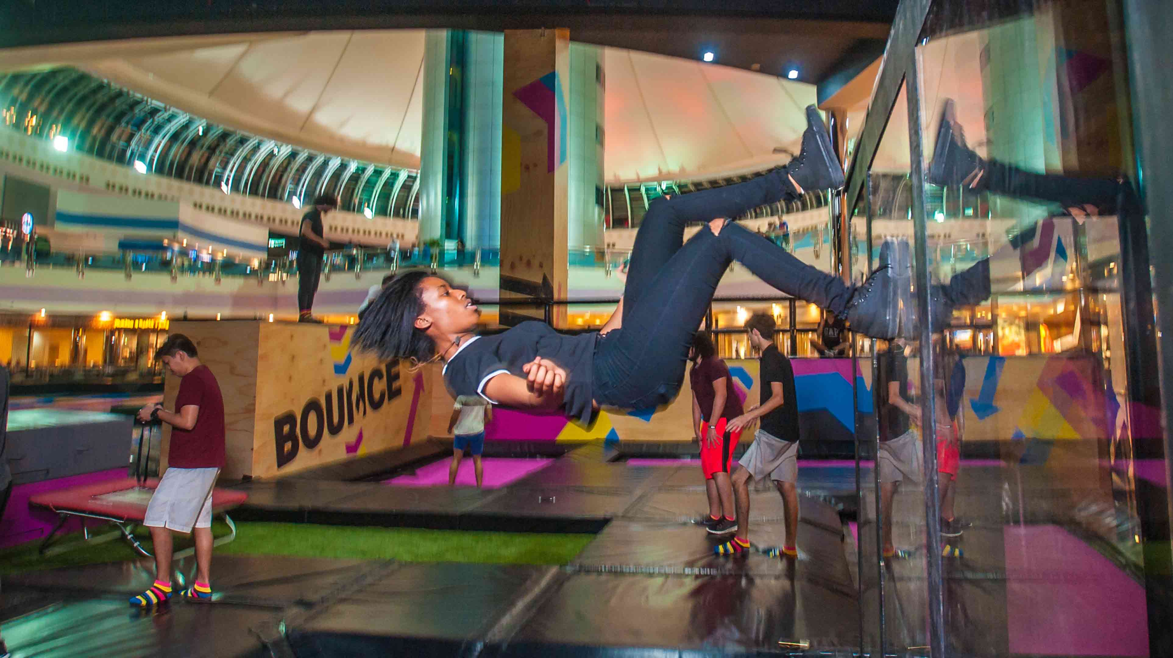 Jugendliche springt im Trampolinpark Bounce in Abu Dhabi