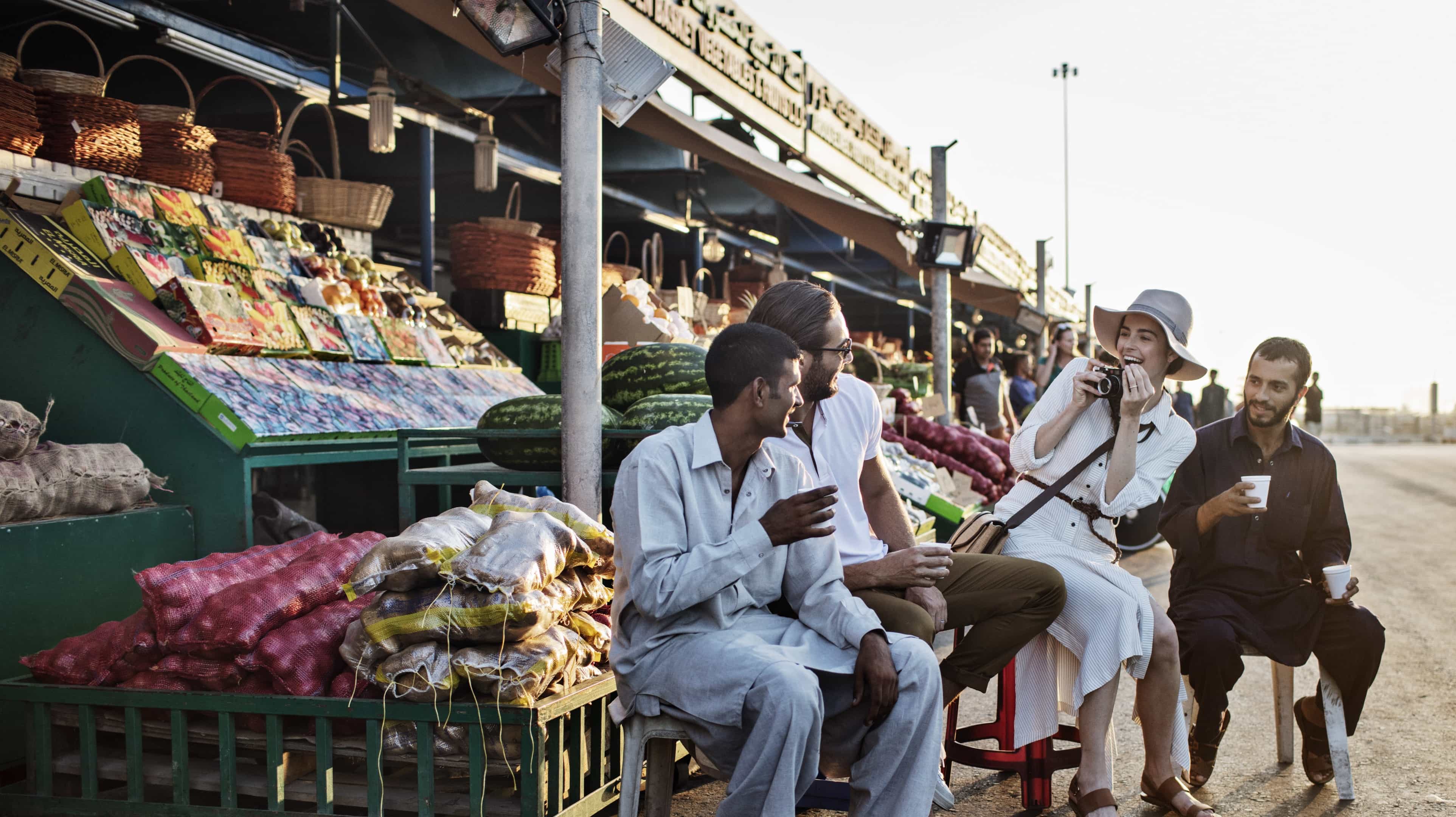  Au cœur des souks de Mina, les couleurs, les senteurs et les éclats de rire créent une ambiance vivante, idéale pour goûter à l’authenticité locale.