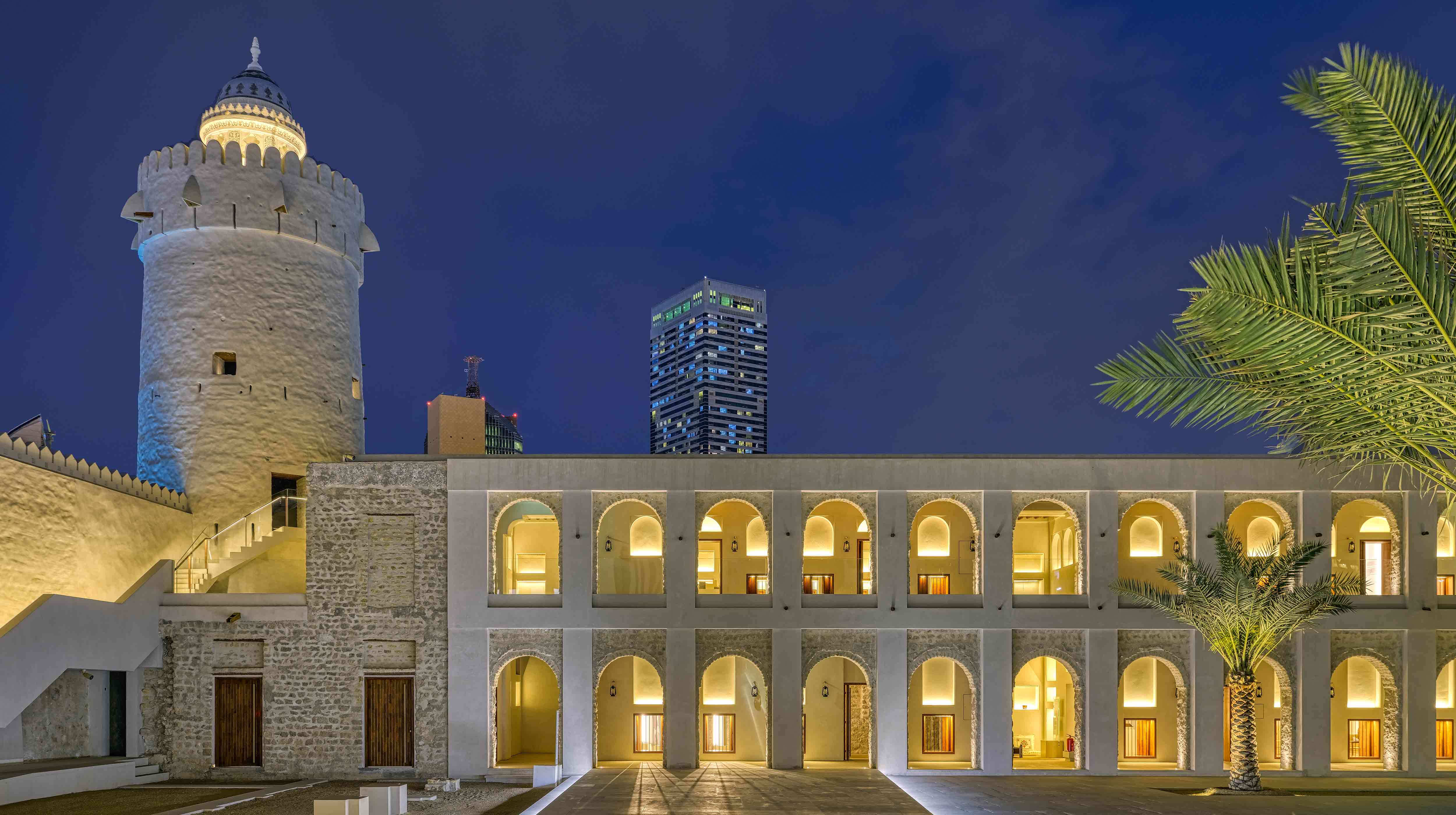 Historisches Fort Qasr Al Hosn bei nächtlicher Beleuchtung in Abu Dhabi