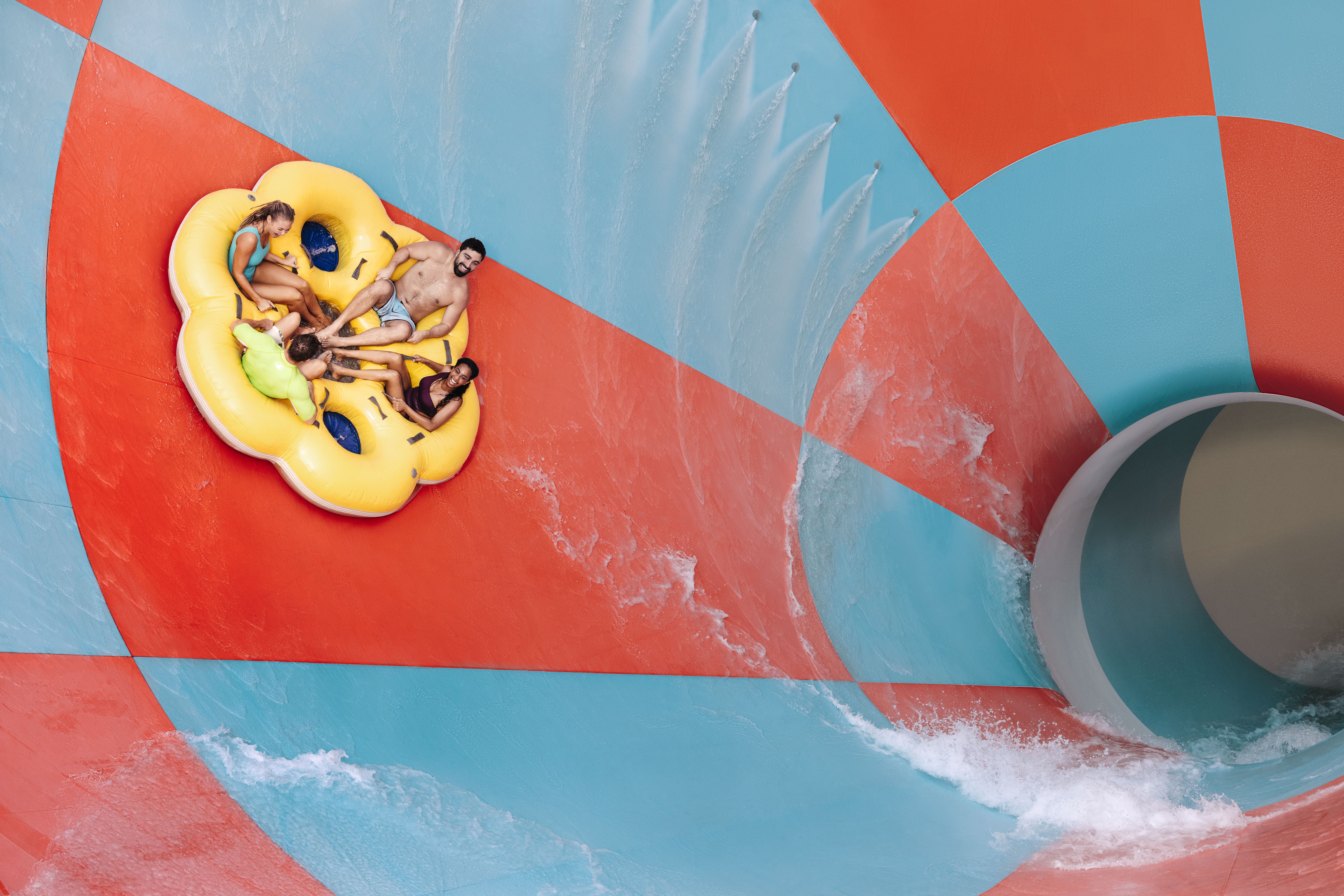  À Yas Waterworld, une aventure aquatique délirante se déroule sur les toboggans sinueux : rires, éclaboussures et fraîcheur garantis sous le soleil d’Abu Dhabi.