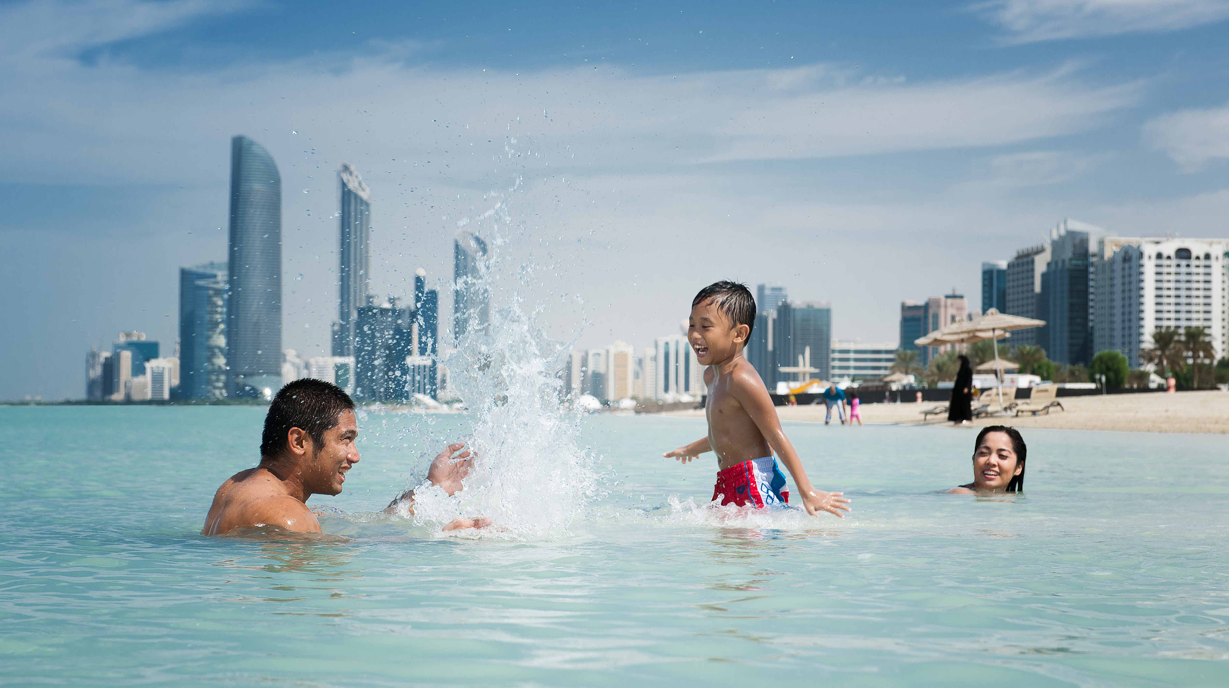  Sur la plage de la Corniche, les familles profitent du soleil et des eaux peu profondes. Un lieu idéal pour les enfants, entre jeux aquatiques et détente sur le sable blanc.