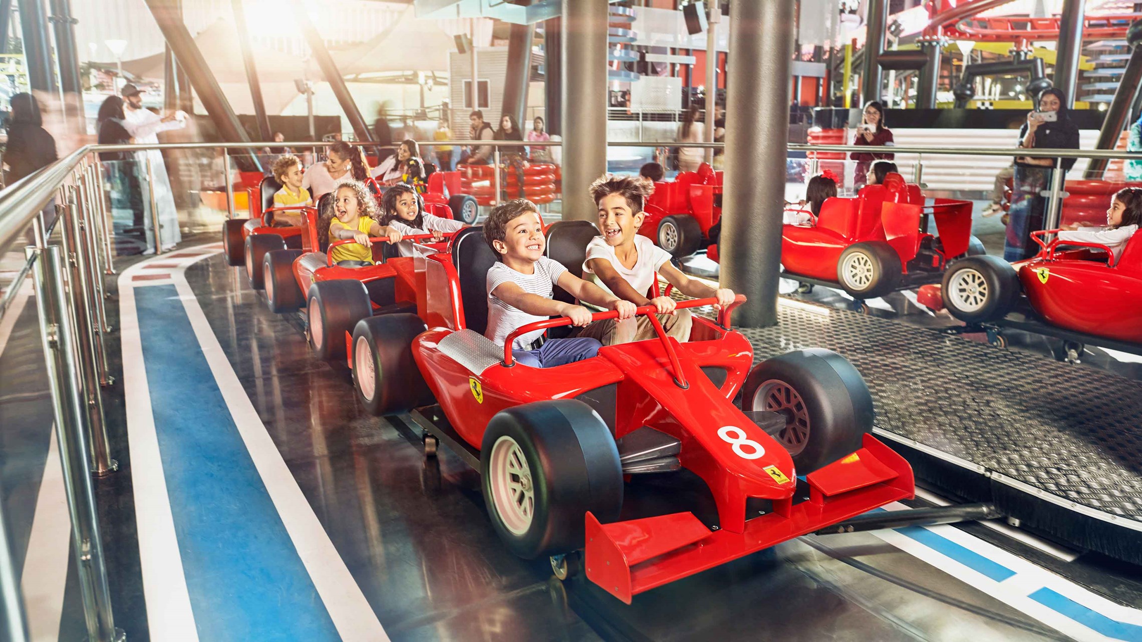  À Ferrari World Abu Dhabi, les enfants vivent des sensations fortes en karting, dans un univers palpitant inspiré de la légendaire marque au cheval cabré.