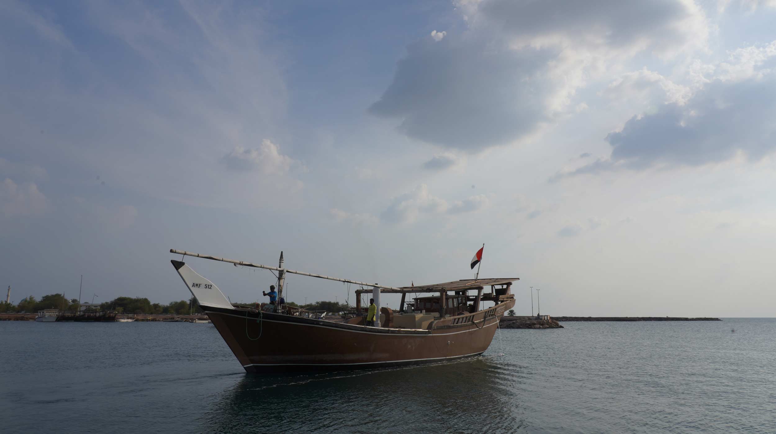  Un boutre navigue paisiblement autour de l'île d'Abu Dhabi. Découvrez la beauté des îles et leur riche patrimoine maritime.