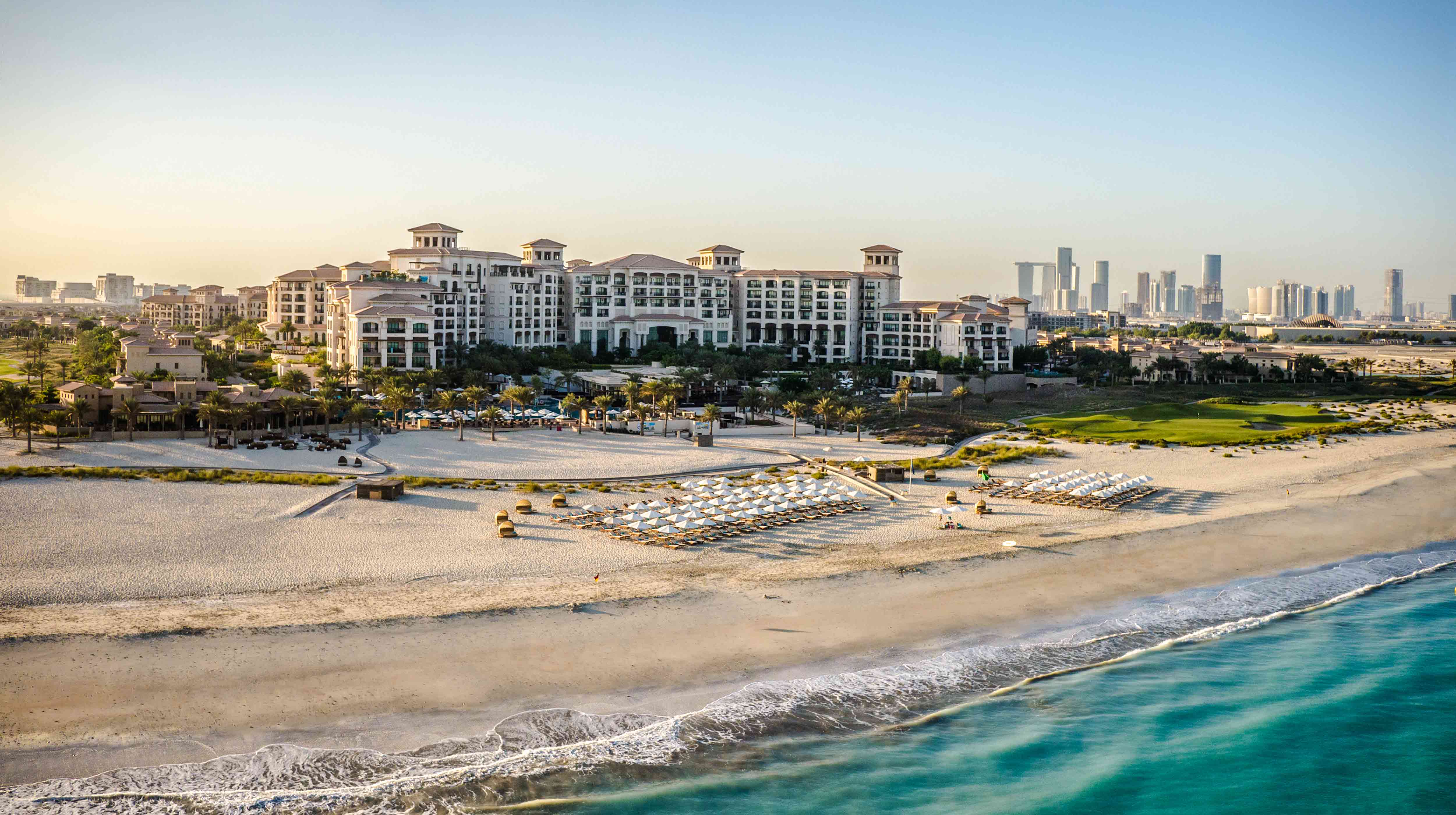  Découvrez la beauté de l'île de Saadiyat, où luxe et nature se rencontrent au bord d'une mer turquoise. Un véritable havre de paix.