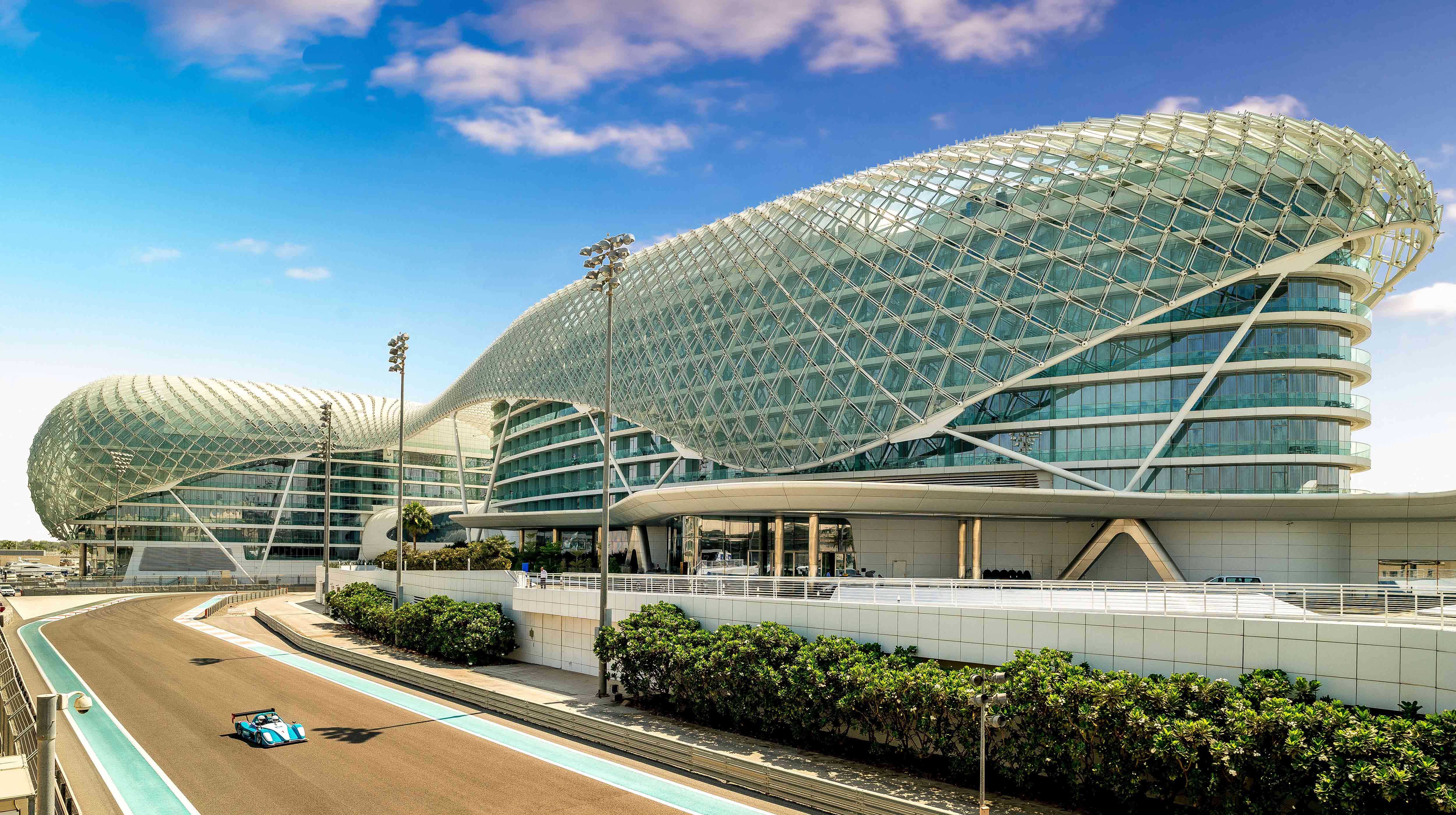 Sur l'île de Yas Island, l'architecture futuriste du Yas Marina Circuit s'illustre sous un ciel ensoleillé.
