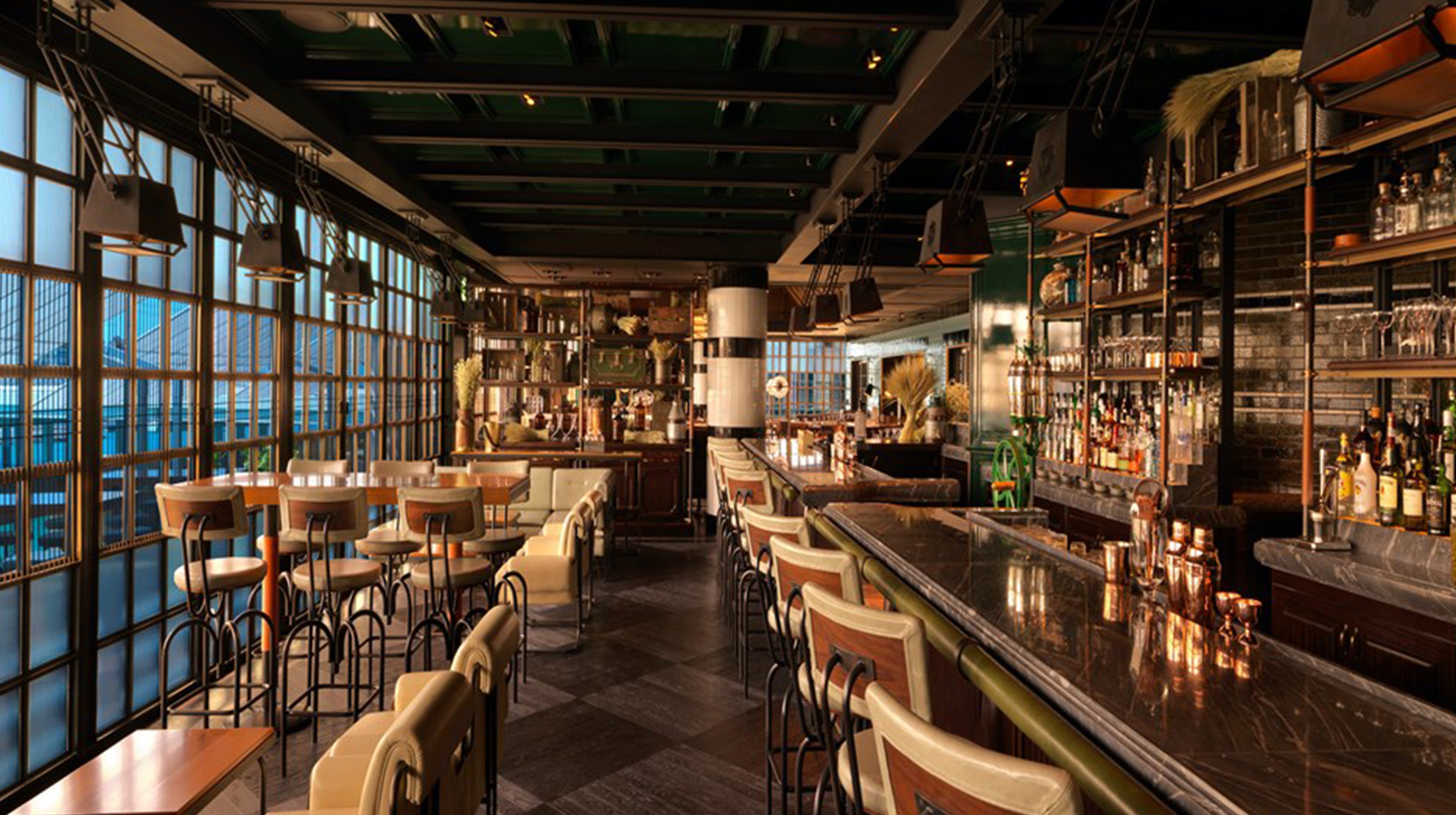  Découvrez un cadre chaleureux au Butcher and Still, où la cuisine américaine moderne se marie à des cocktails créatifs.