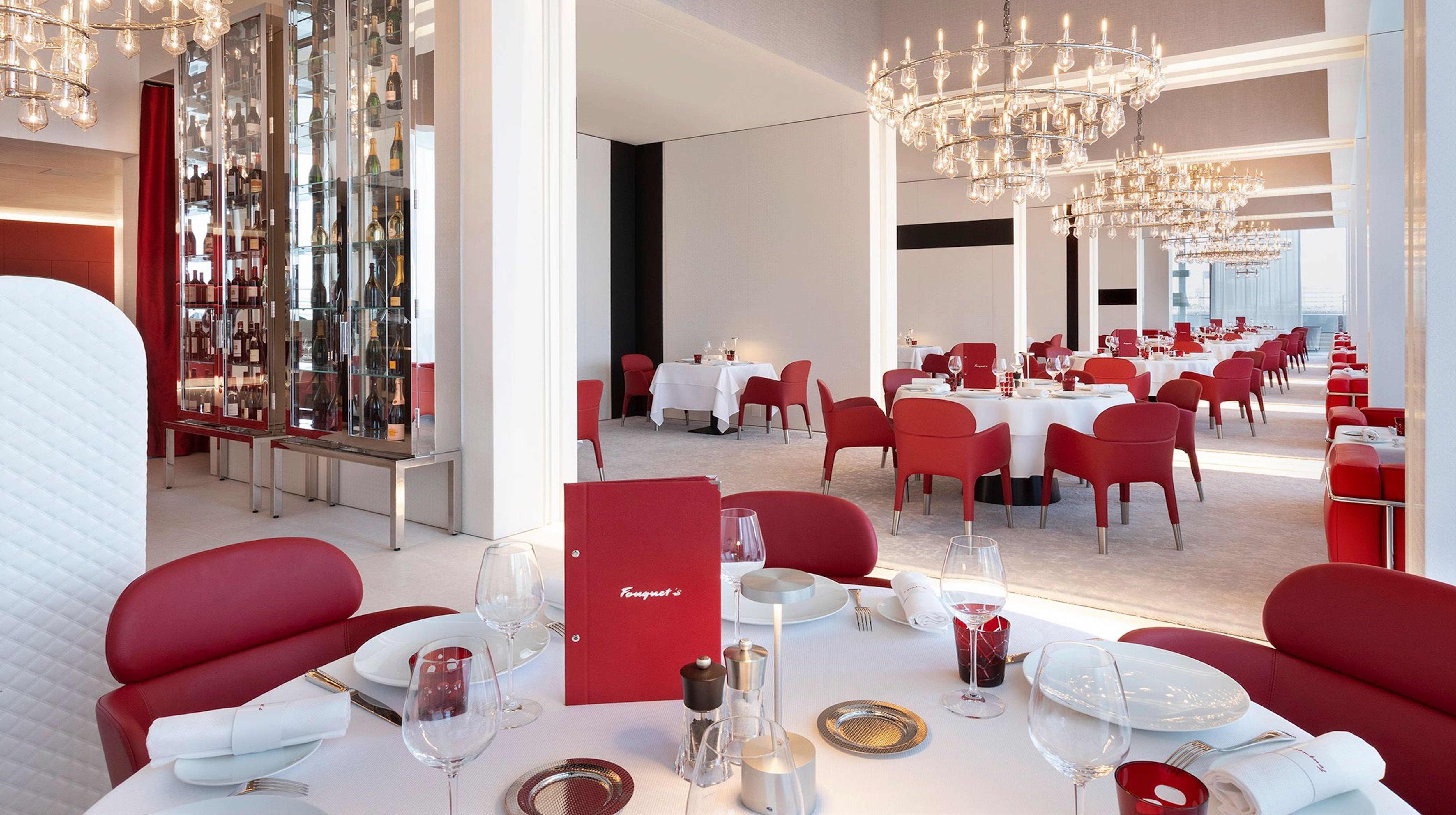  Au Fouquet’s Abu Dhabi, savourez une expérience unique mêlant la haute cuisine française à un cadre élégant.