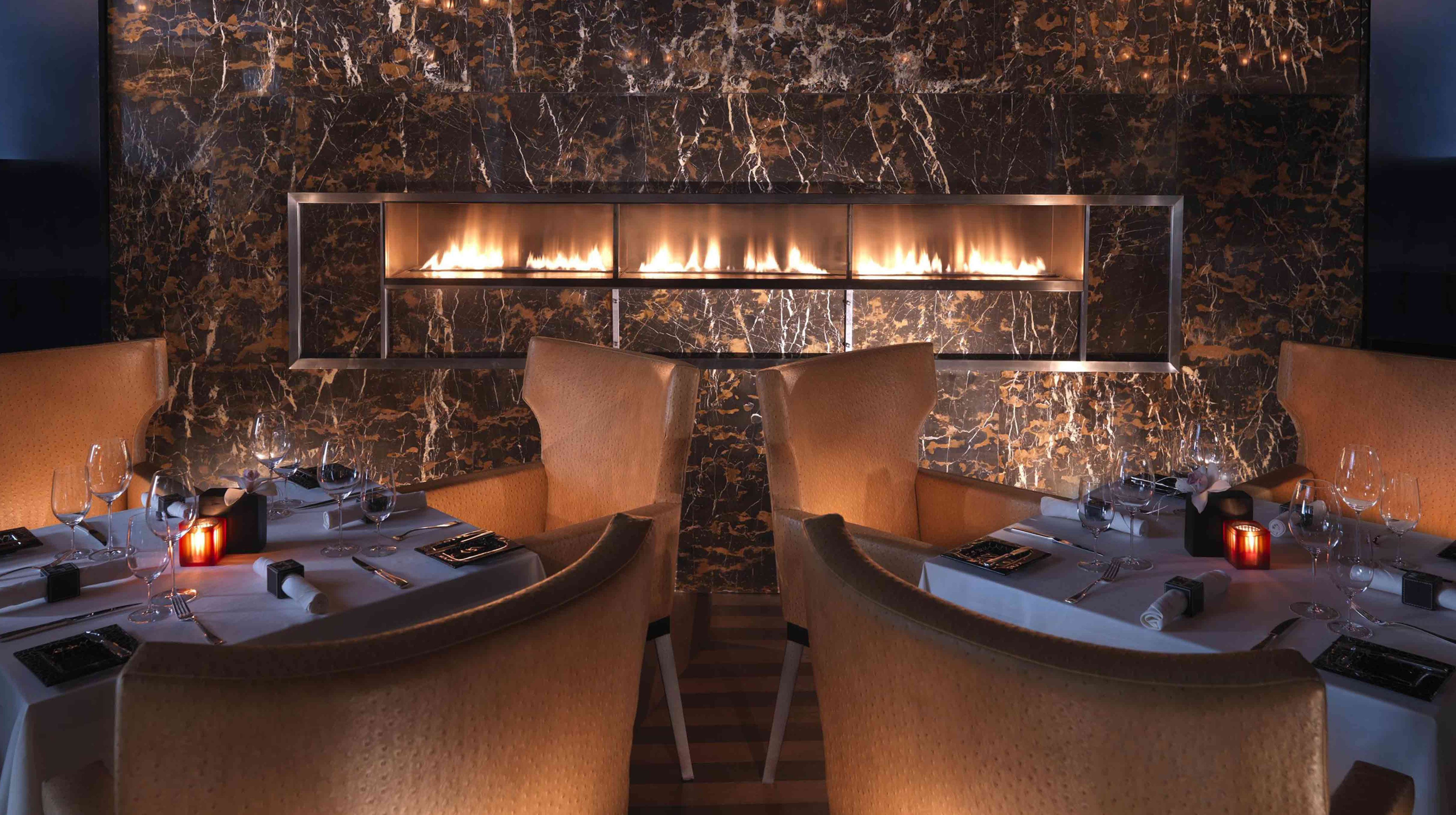  Dans une ambiance chaleureuse, le Marco Pierre White Steakhouse offre une expérience culinaire britannique raffinée.