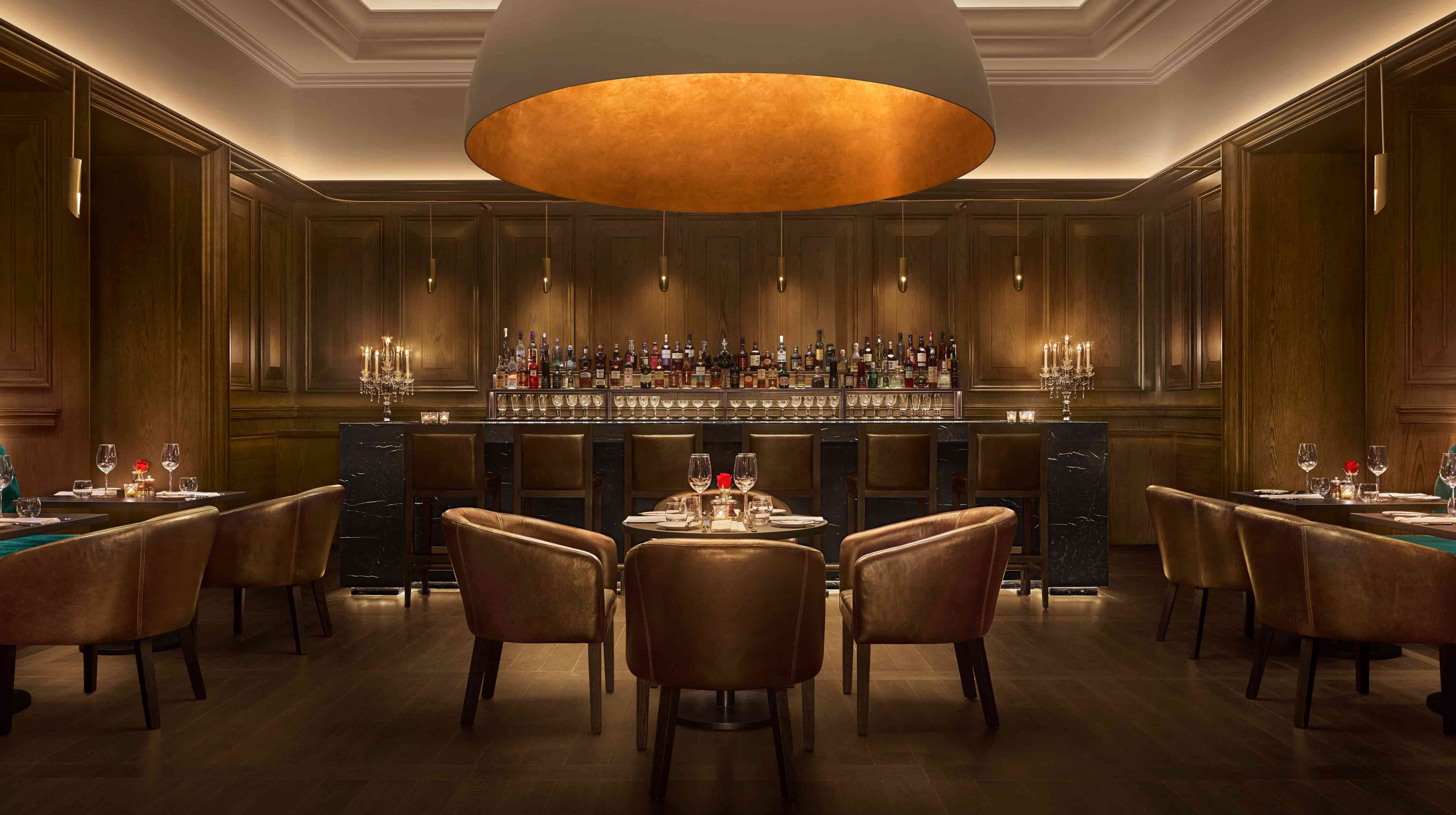  L’Oak Room propose une cuisine internationale dans un cadre intime, parfait pour une soirée mémorable.