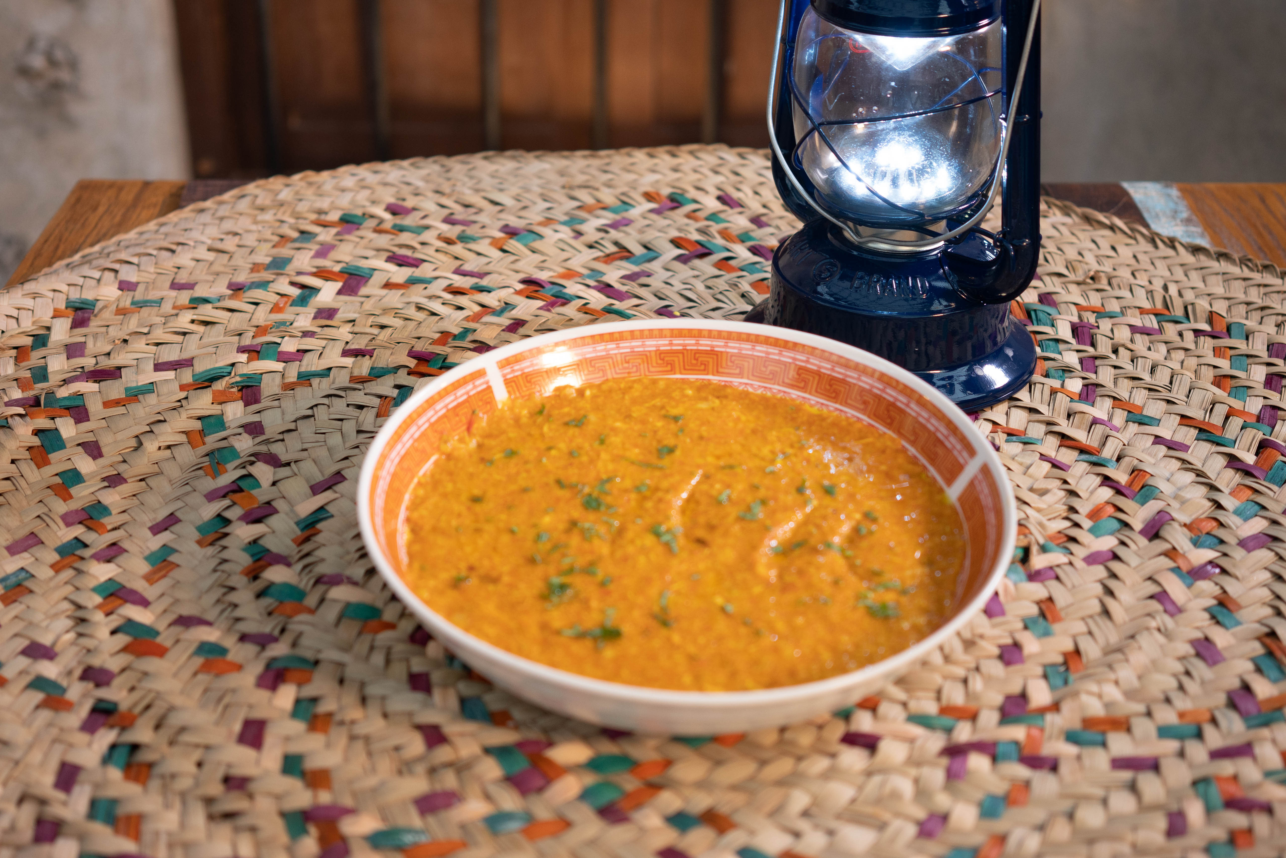  Dégustez le Mathrooba, une soupe traditionnelle émiratie, servie dans une ambiance conviviale et généreuse.