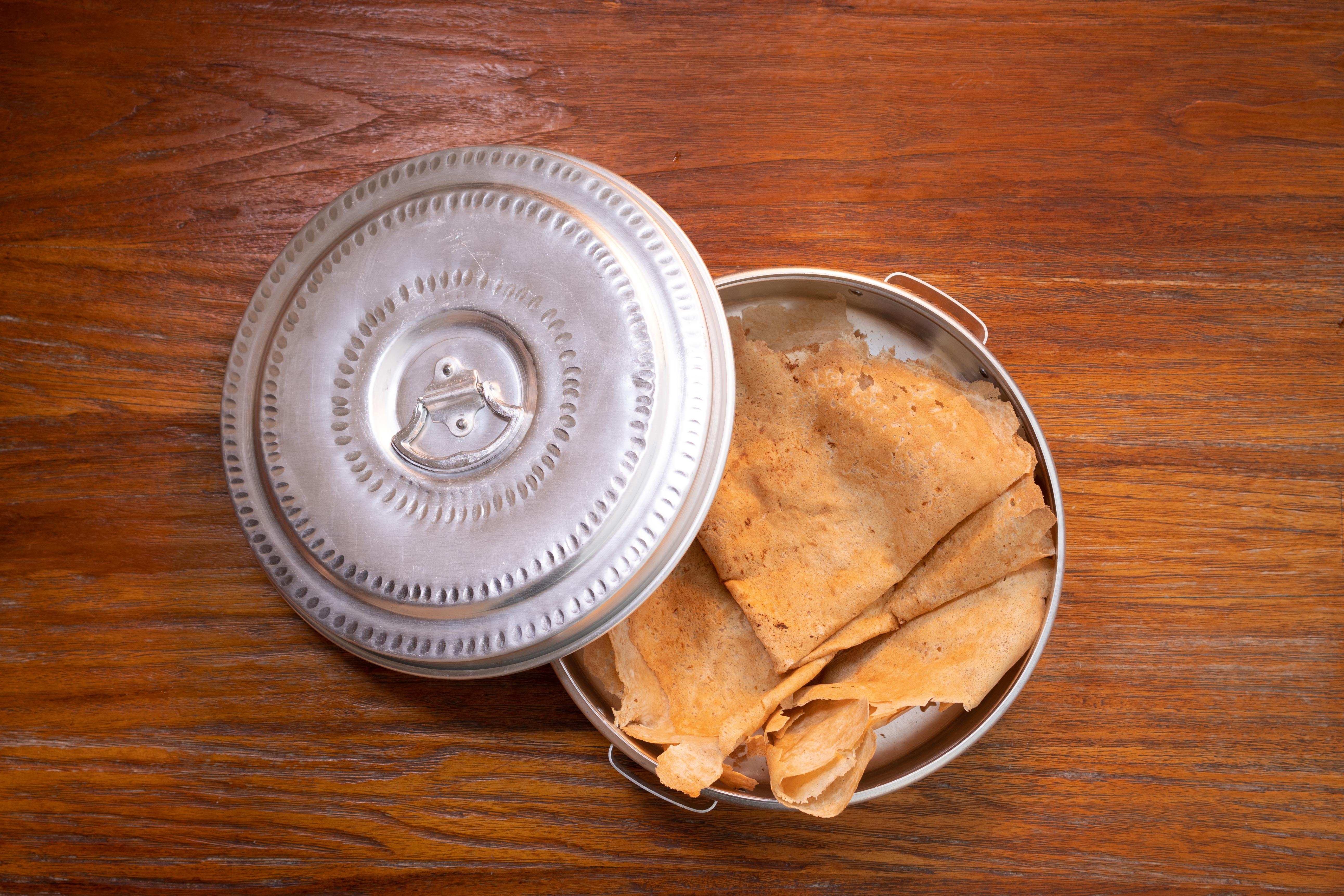  Goûtez aux crêpes Rigag croustillantes, une spécialité émiratie symbolisant l’authenticité des saveurs locales.