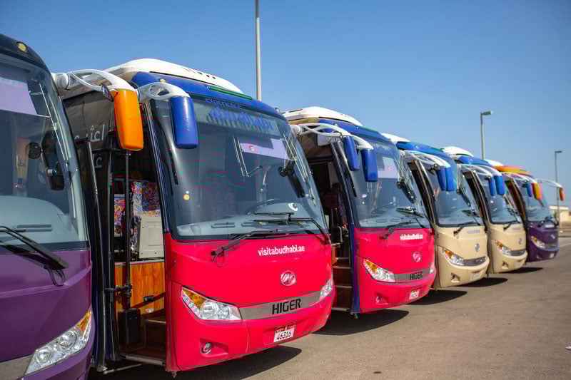 Zrezygnuj z luksusowych samochodów, wsiądź na rower albo pojedź autobusem