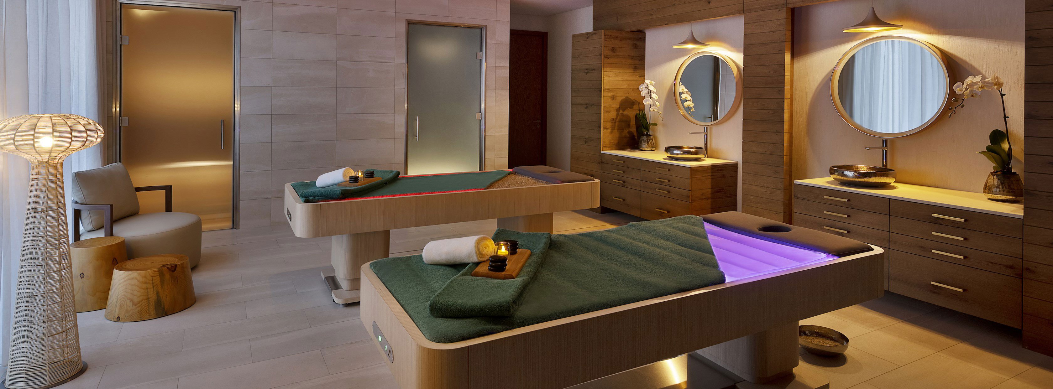  Dans un spa à Abu Dhabi, des tables de massage invitent à la détente, promettant une expérience relaxante et apaisante.