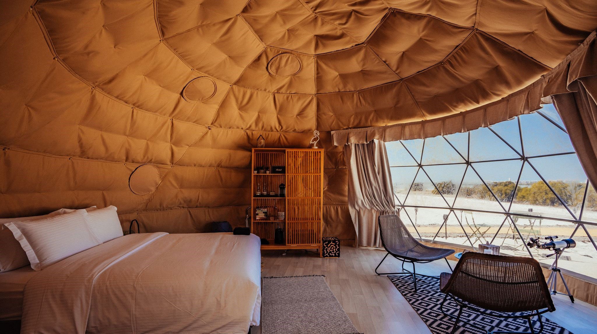  Dans un cadre apaisant, cet espace intime invite à la détente, parfait pour un massage à Abu Dhabi ou un moment de bien-être dans un spa.