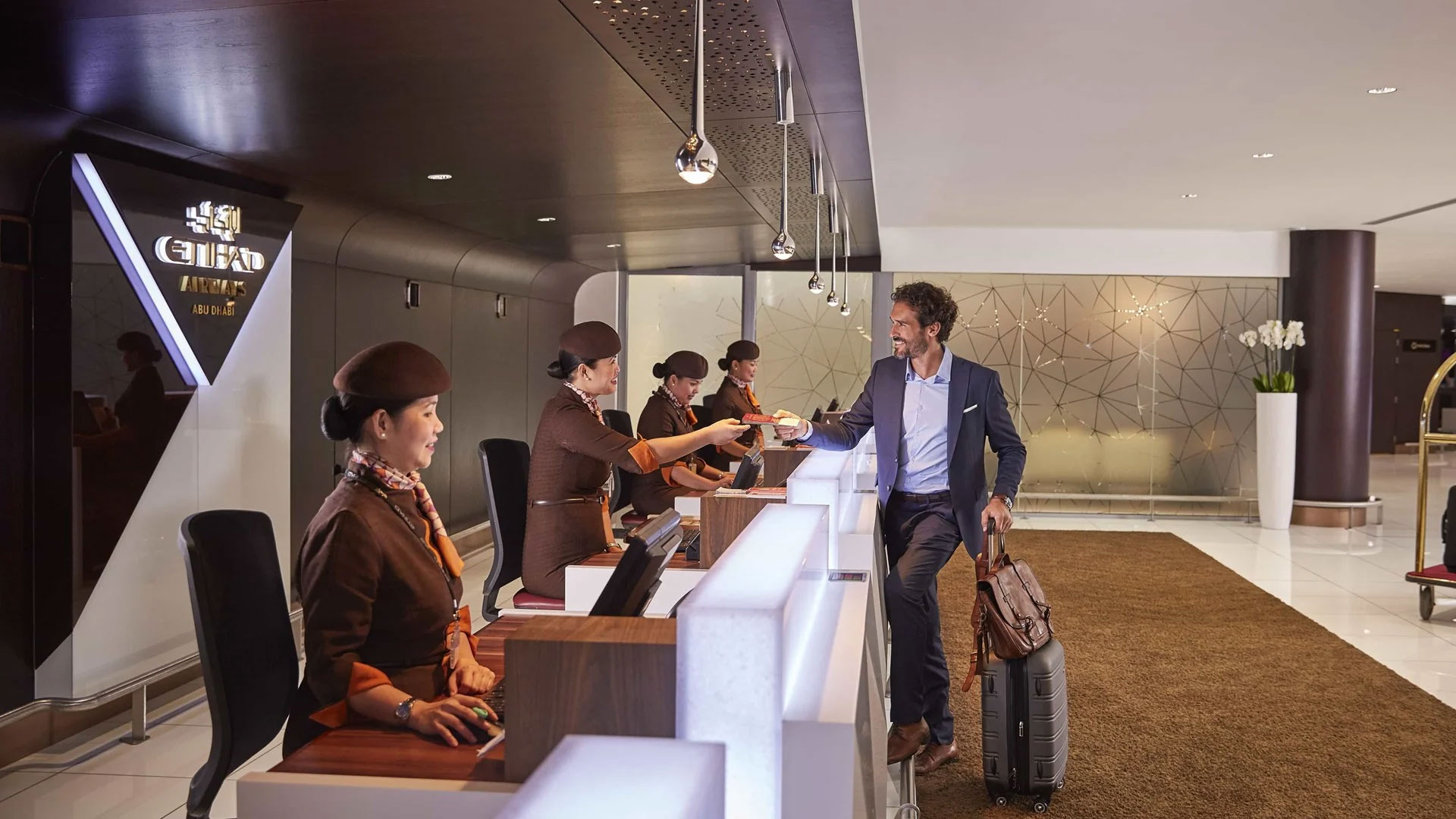 Hombre haciendo check-in en el Aeropuerto de Abu Dhabi