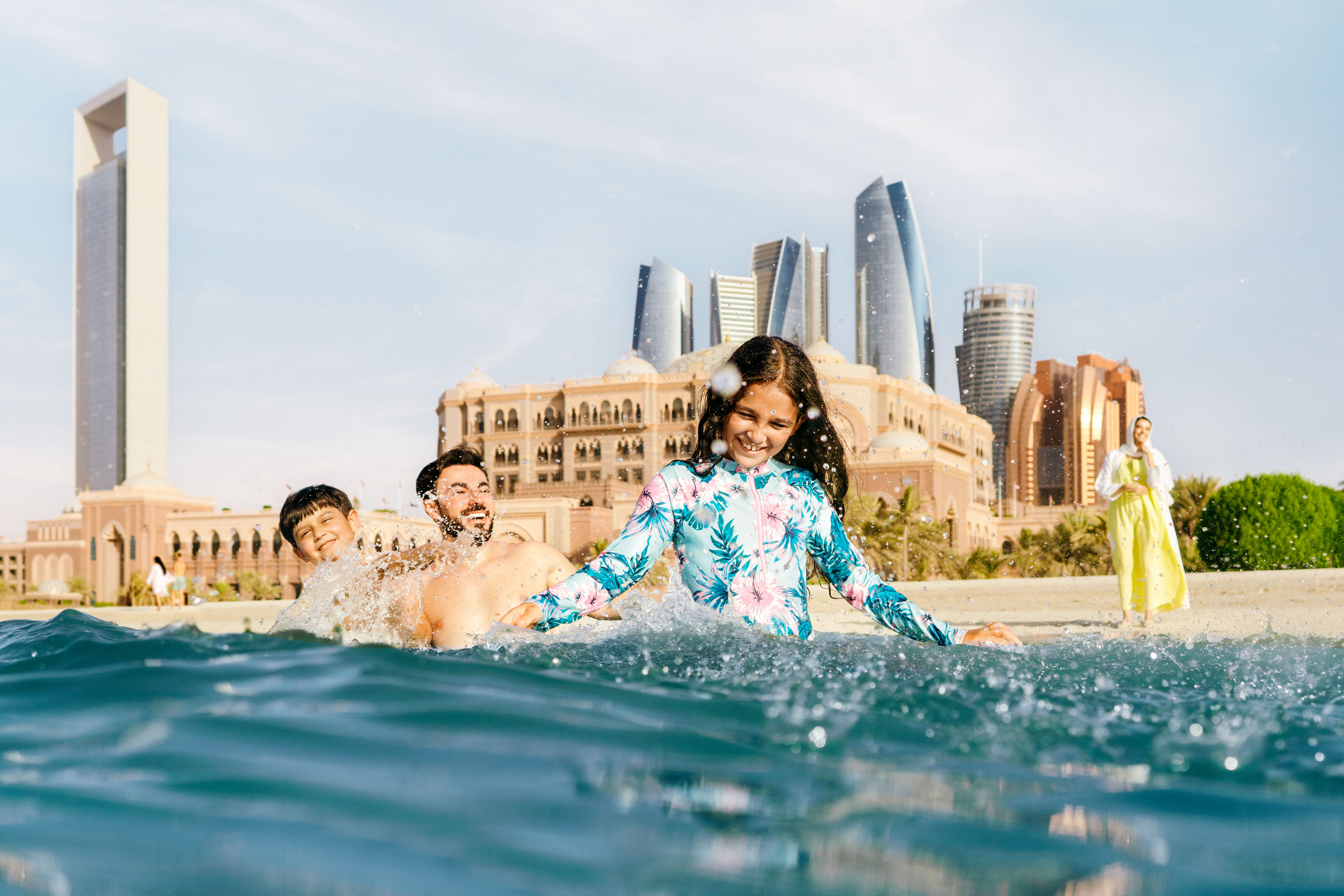Una familia bañándose en la piscina del Hotel Emirates Palace Mandarin Oriental en Abu Dhabi