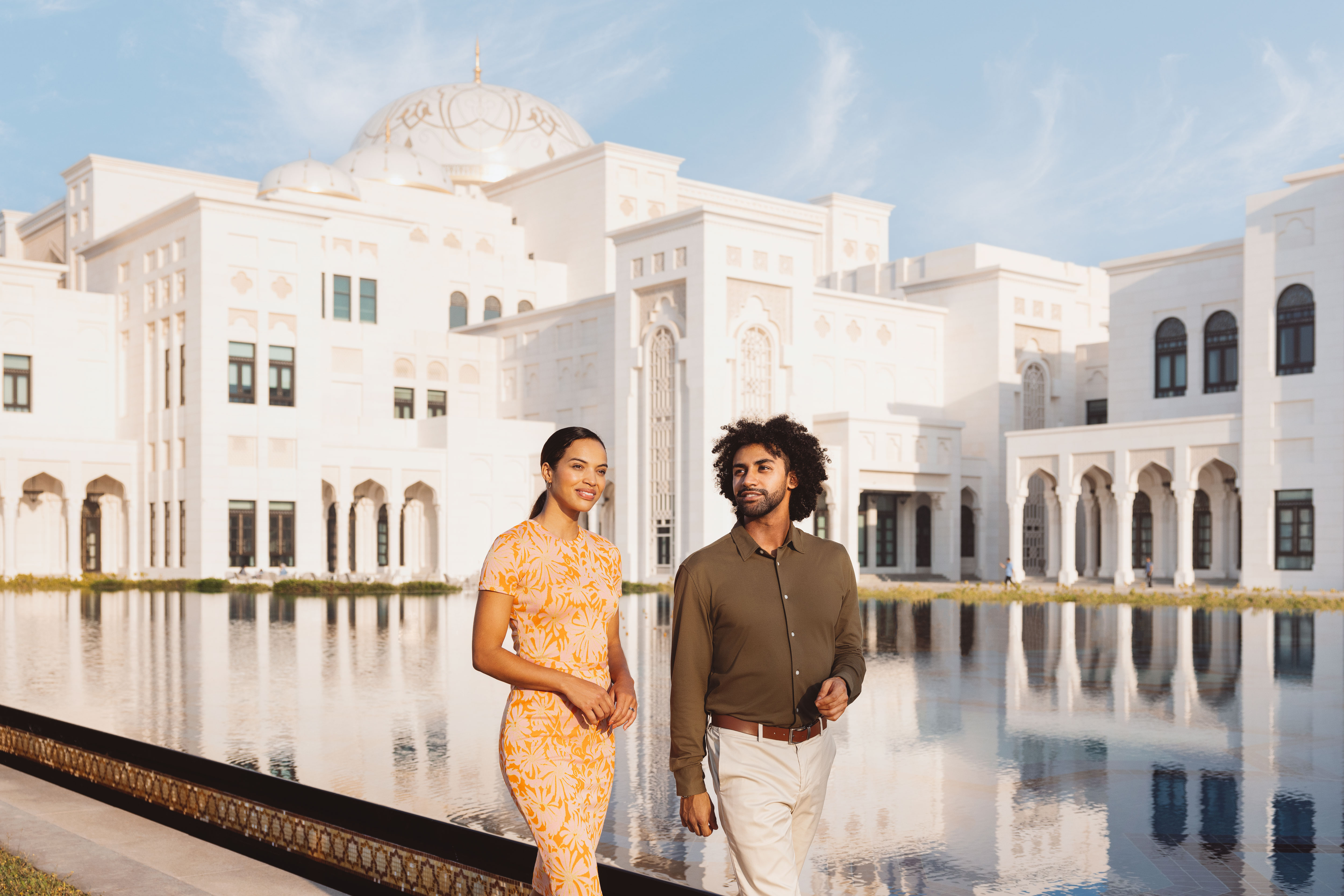 Una imagen de una pareja paseando por el exterior de Qasr Al Watan en Abu Dhabi