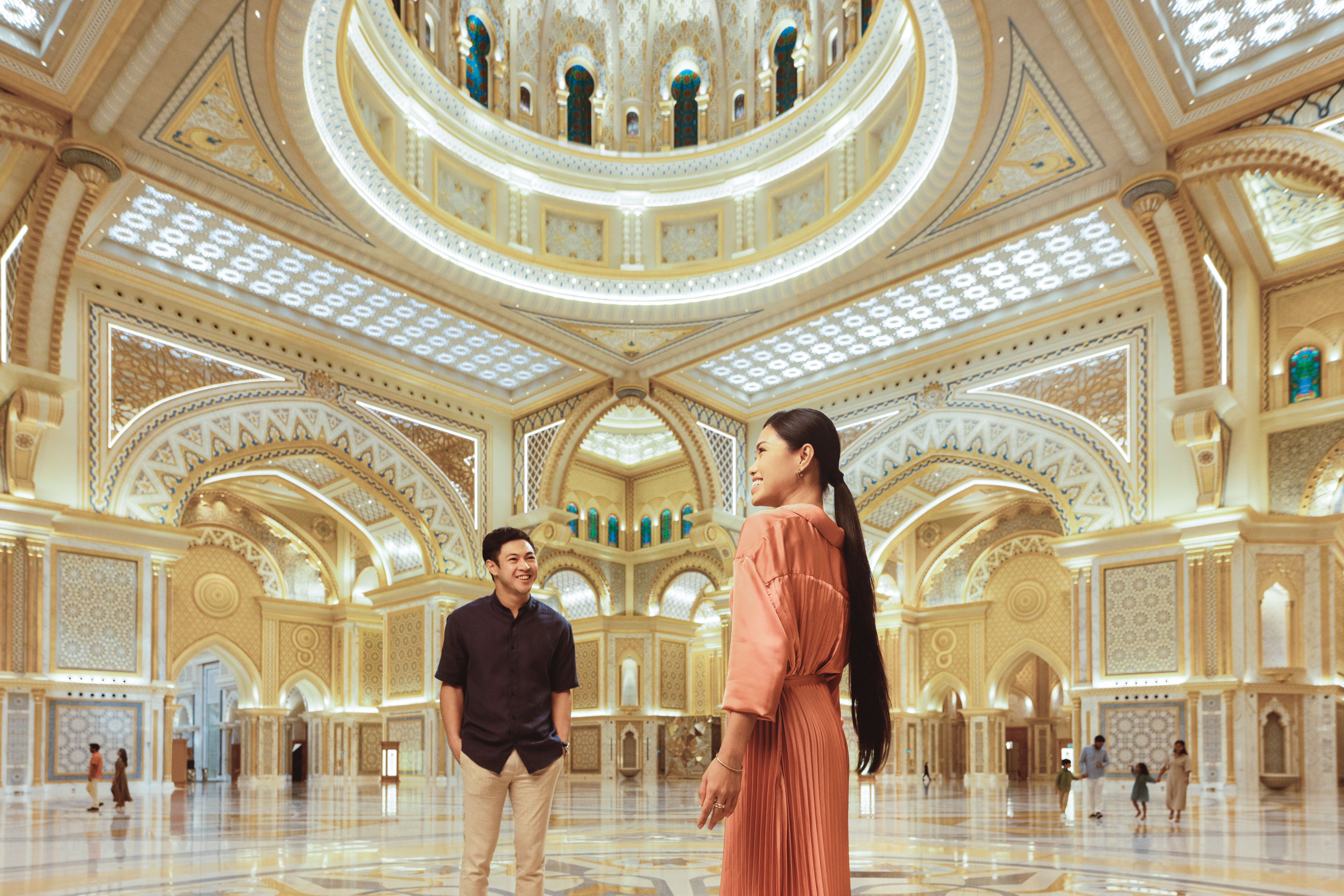 Una imagen de una pareja visitando el interior de Qasr Al Watan en Abu Dhabi