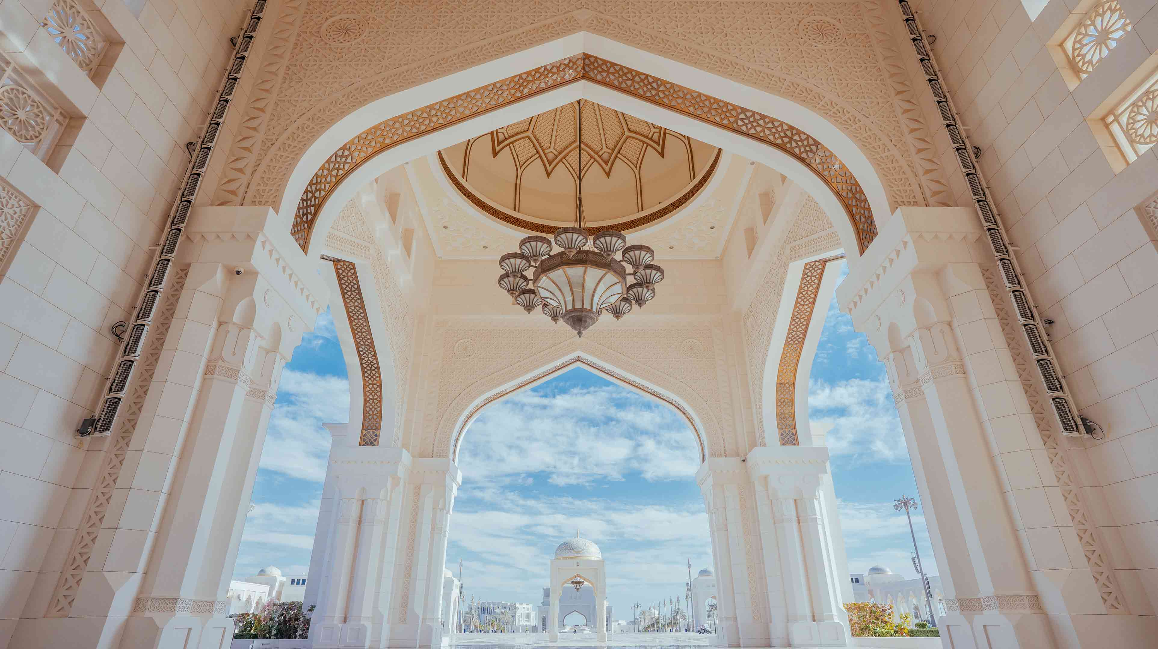 القبب والأقواس الجميلة في قصر الوطن