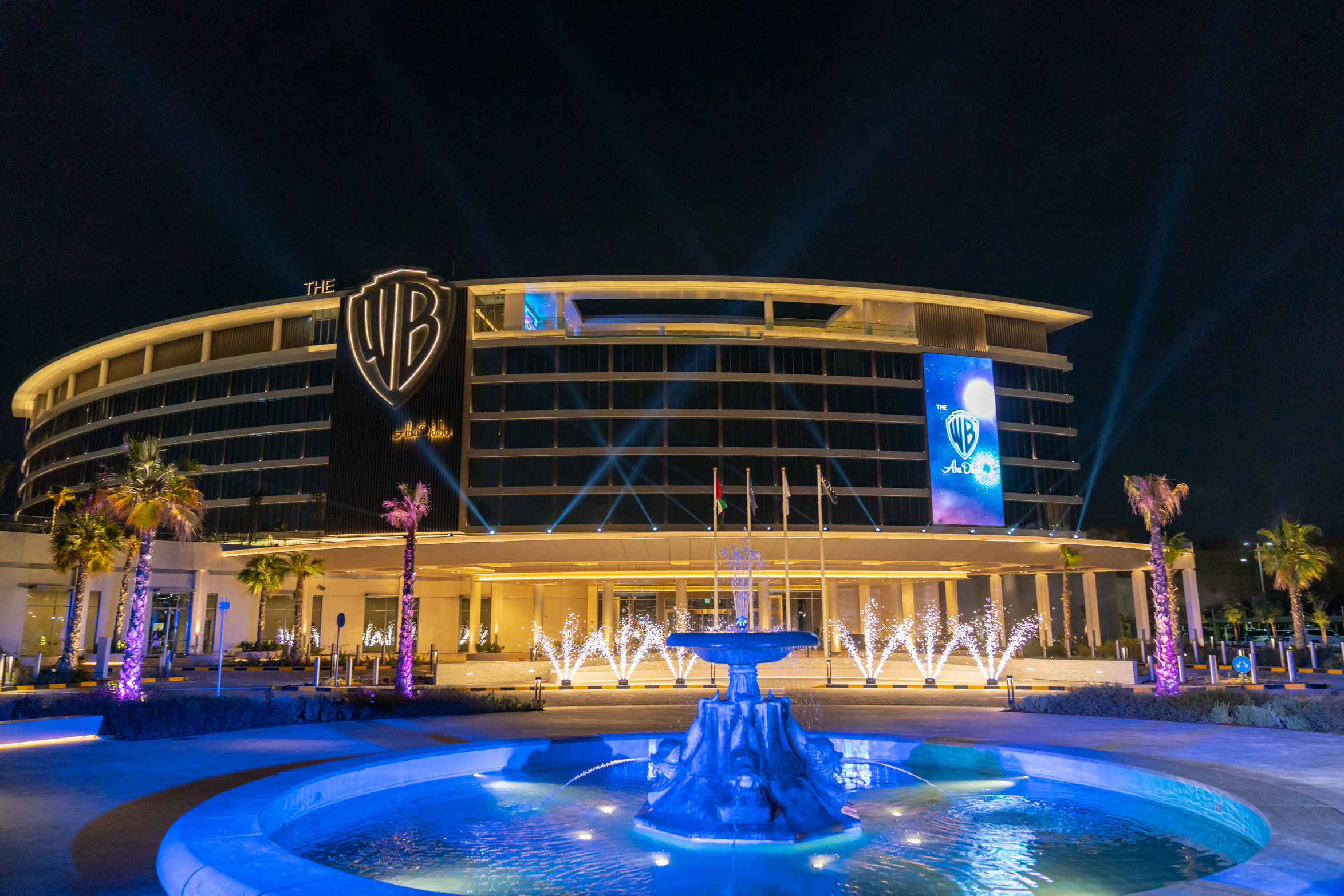 L‘edificio di Warner Bros. World in Abu Dhabi di notte
