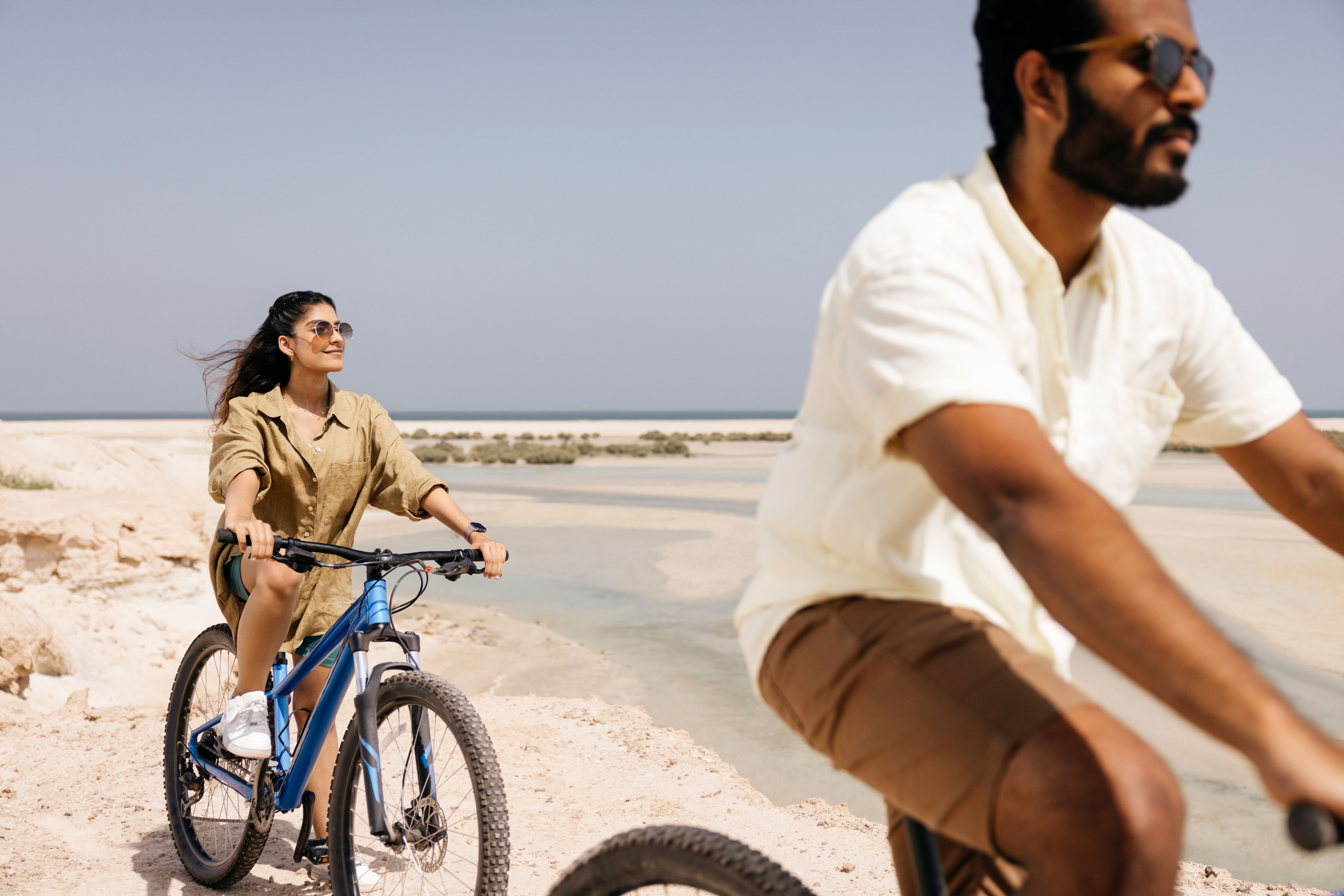  Sur l'île de Hudayriyat, un moment de liberté sur deux roues, où la beauté naturelle rencontre l'aventure. Évasion et sérénité au rendez-vous. 