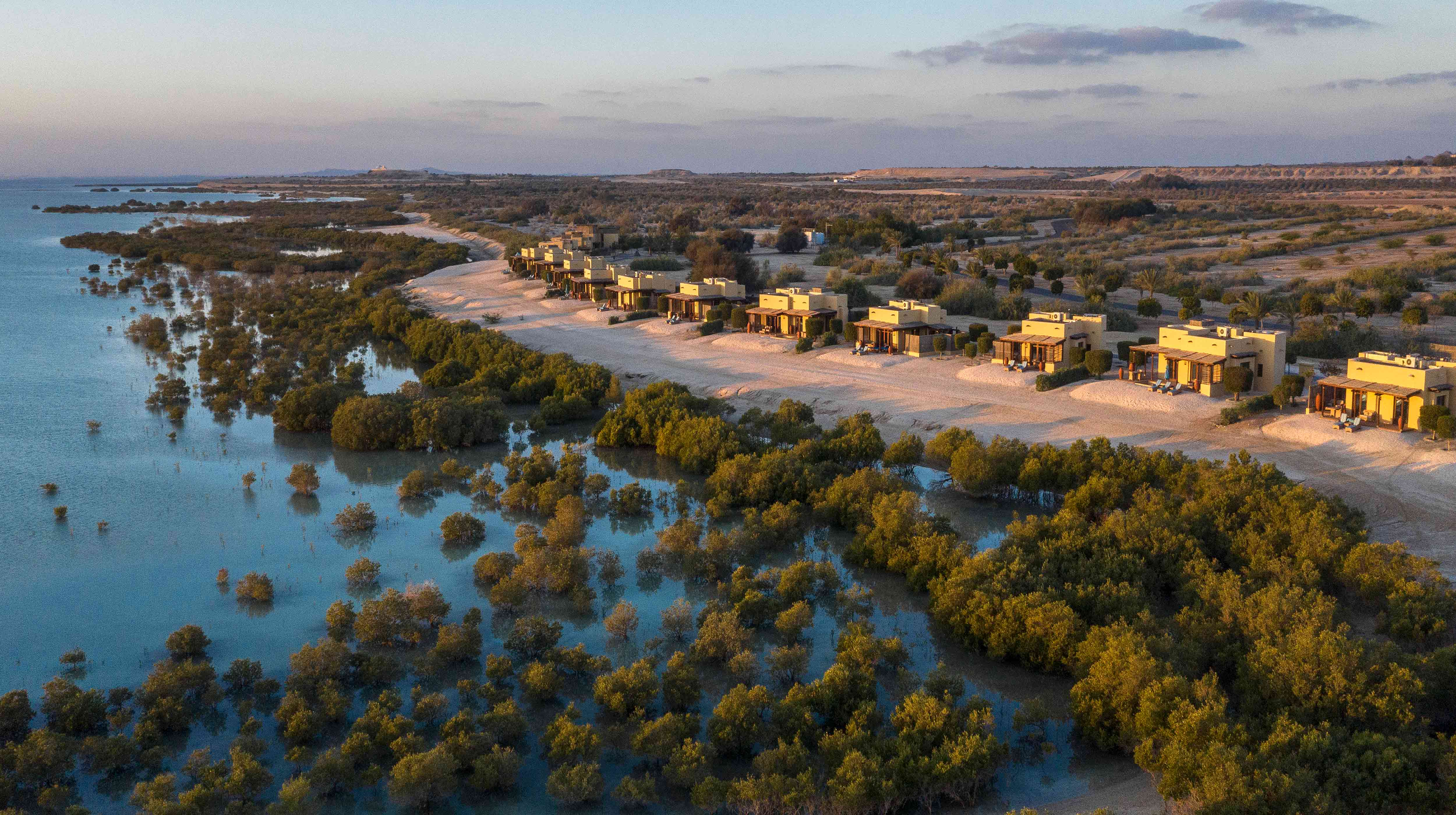Vista aerea sul Anantara Al Yamm Villa Resort nella isola Sir Bani Yas Island.
