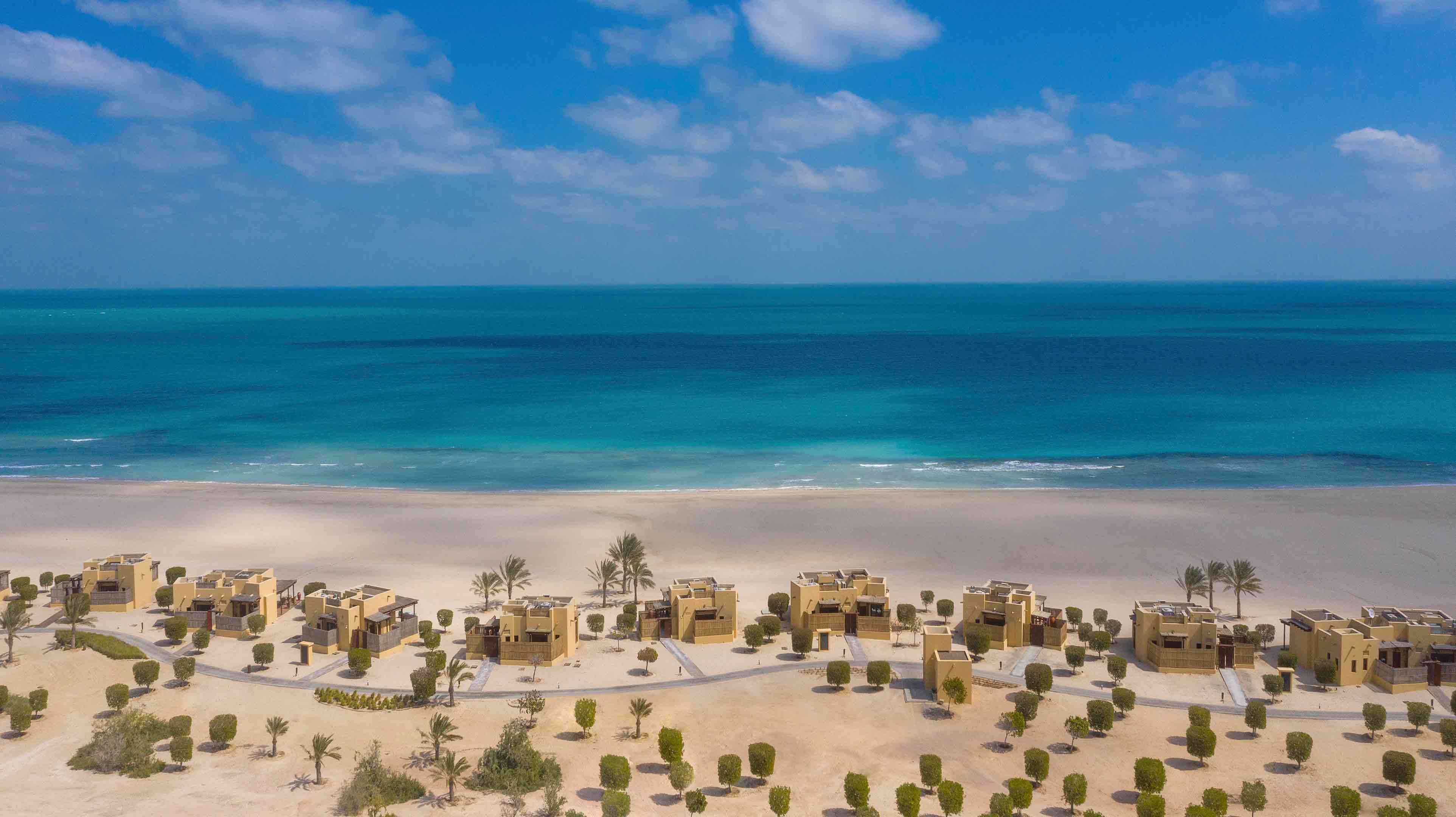 Anantara Resort Villas am Strand mit Blick auf das Meer an einem sonnigen Tag auf der Insel Sir Bani Yas